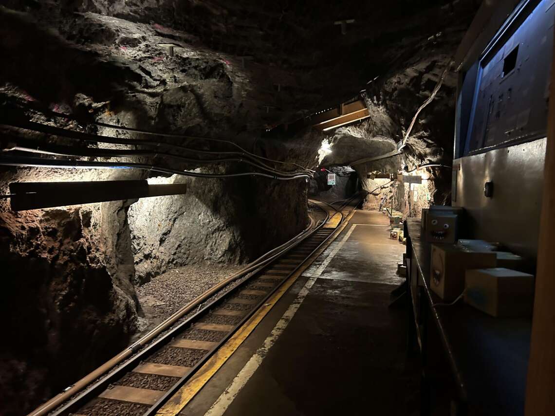 Der Bahnsteig erinnert an eine Métro-Station