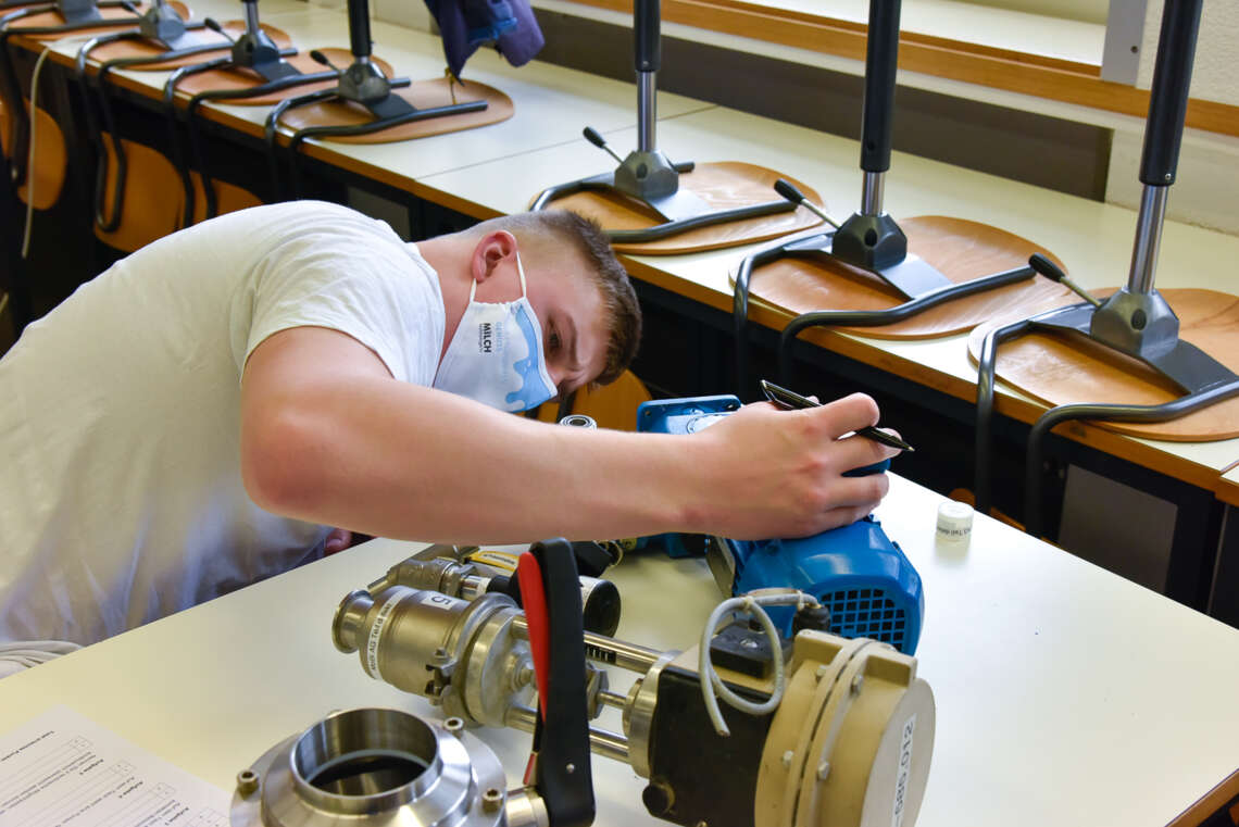 Gerätekunde anhand von realen Maschinenteilen.