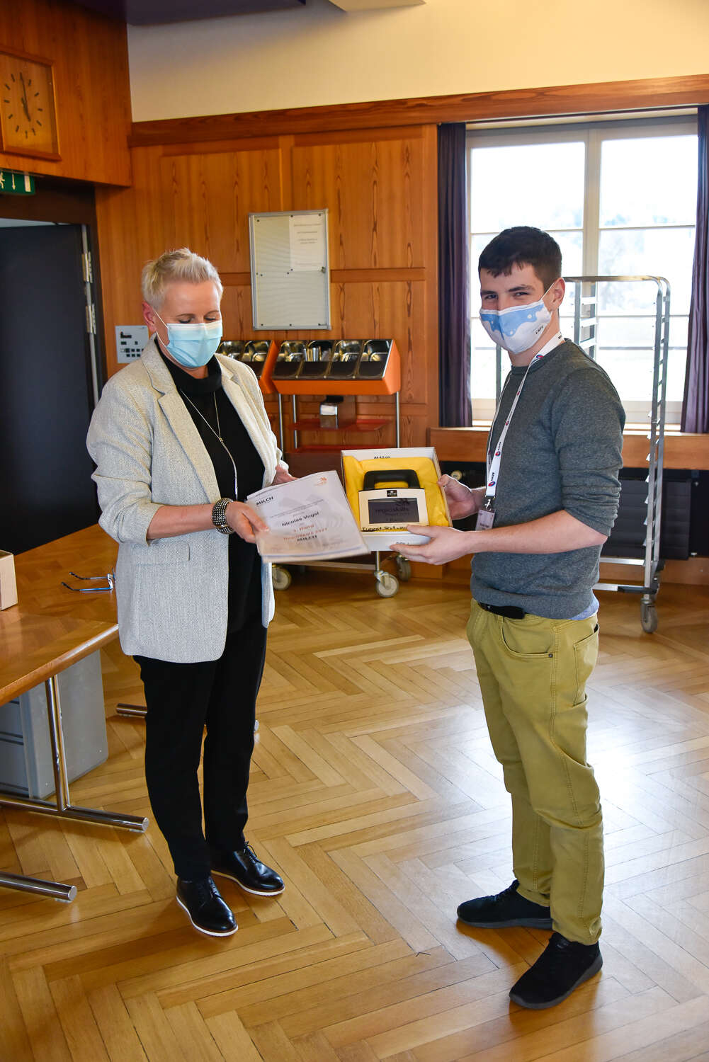 Karin Imboden (Geschäftsführerin SMV) überreicht dem stolzen Sieger der RegioSkills 2021 Ostschweiz, Nicolas Vogel, seine Auszeichnungen und Preise.