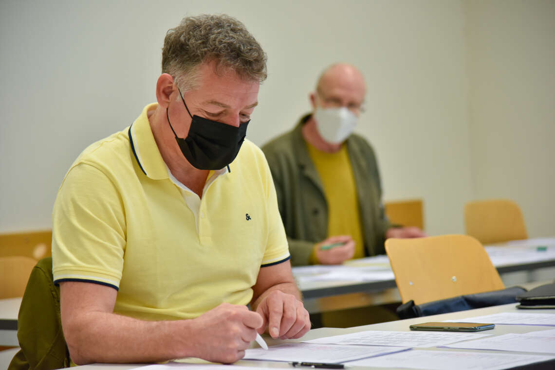 Experte Bruno Bühler (v.li.) bespricht die Leistung des Berufsathleten mit Kollege Ernst Wagner (h.re.).