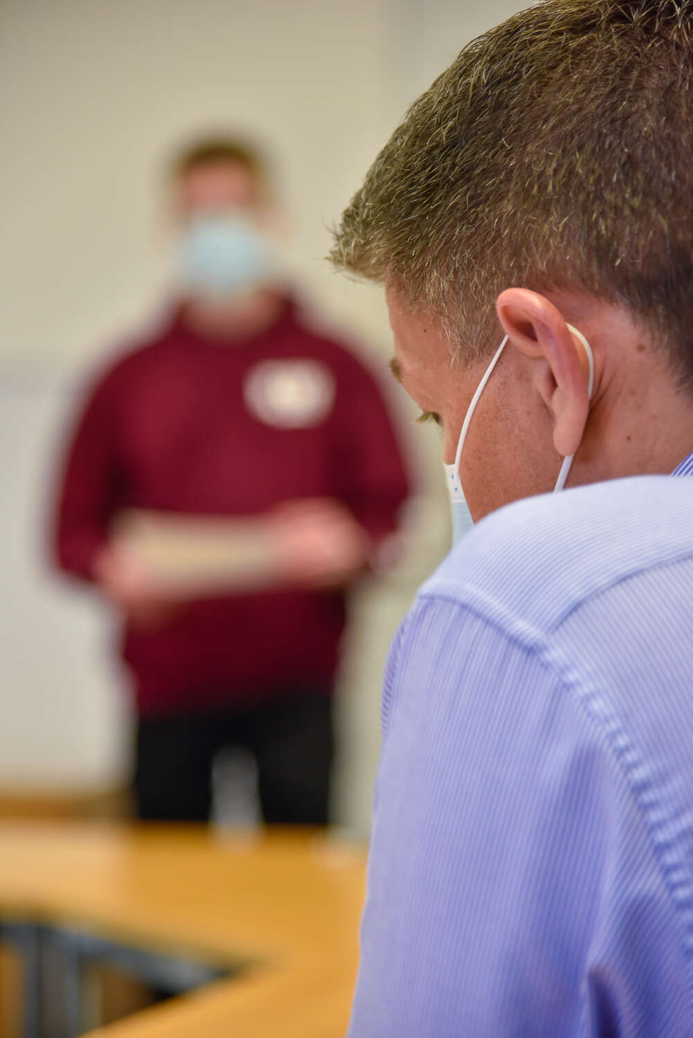 Experte Daniel Erni (v.re.) achtet ganz genau auf die Details von Simon Kurmanns Vortrag.