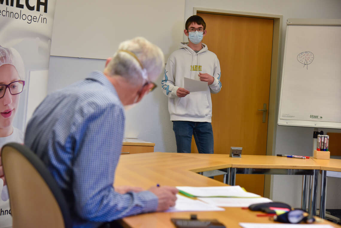 Mirko Külling bestreitet die Kommunikationsaufgabe. V.li.: Experte Beat Schöpfer.