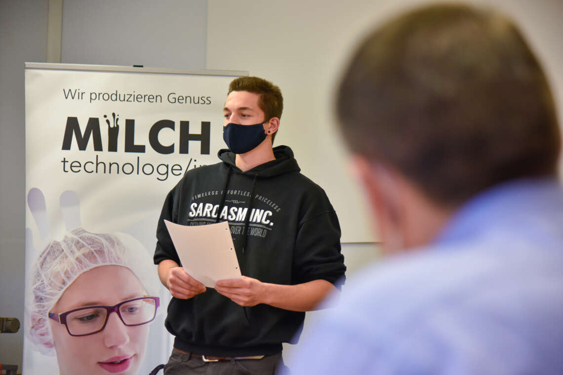 Tim Laubi bestreitet seine Kommunikationsaufgabe. V.re. Experte Daniel Erni.