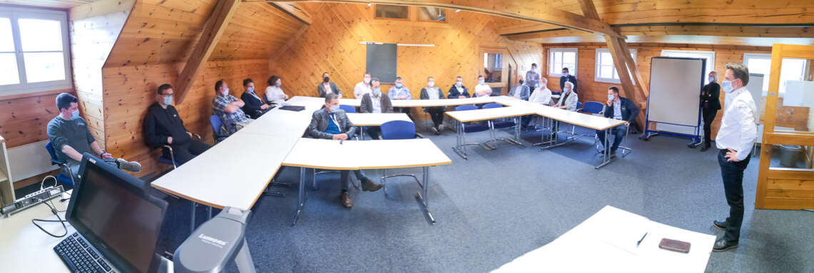 Ohne die Mithilfe der vielen Experten, hier am Debriefing durch Marcel Aeschbacher, wären die RegioSkills nicht durchführbar gewesen.