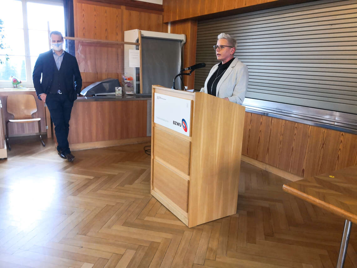 Karin Imboden (Geschäftsführerin SMV) hält die Laudatio. Hinten: Mathias Näf (OK-Präsident).