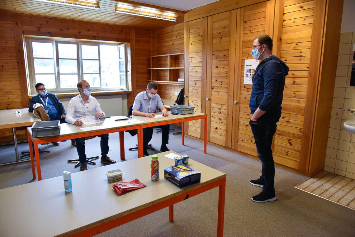 Michael Frick bestreitet die Kommunikationsaufgabe. Bewertet wird er von den zwei Experten Beat Ruckstuhl (li.) und Christian Gerber (re.). Im Hintergrund: Stephan Lüchinger (Prorektor).