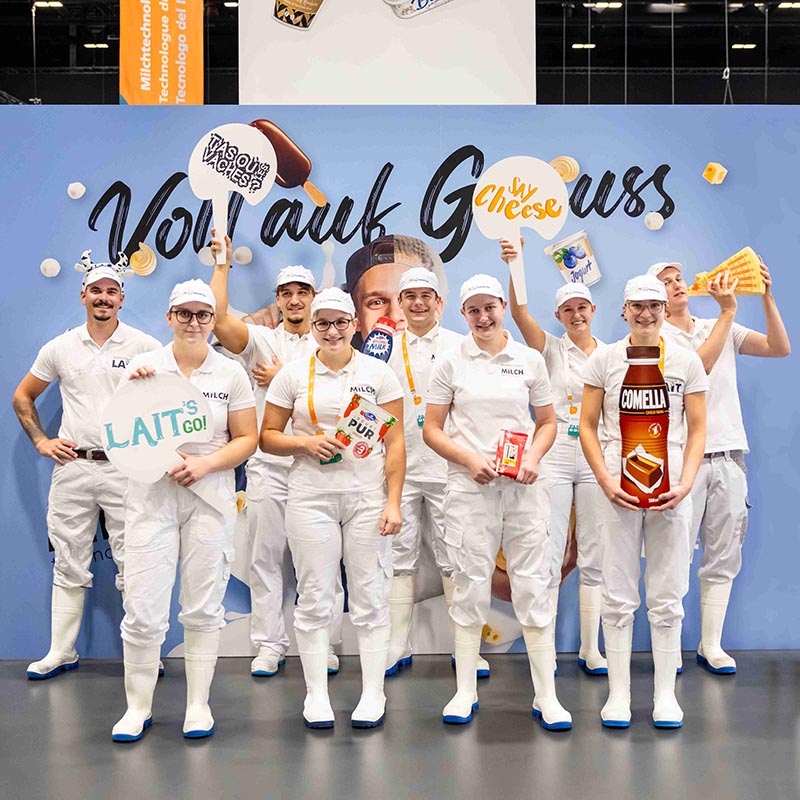 Das Bild zeigt junge Milchtechnologinnen und Milchtechnologen, welche Spass an ihrer Arbeit haben.